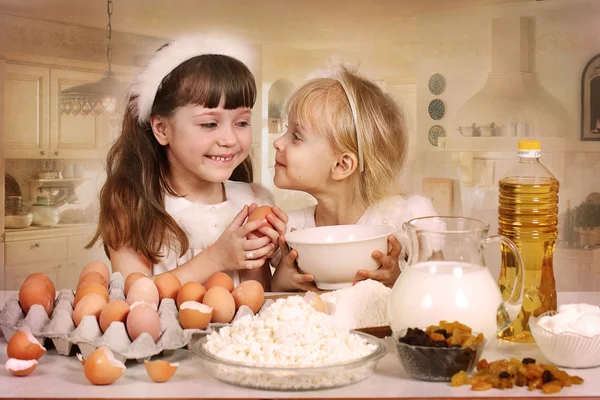 Lányok készítsünk húsvéti húsvéti kalács — Stock Fotó