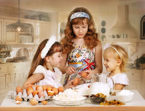 Дівчата готують великодні торти — стокове фото