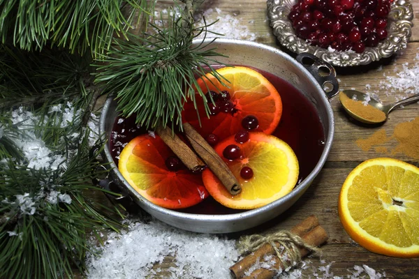 Vino caliente con canela y una fresa — Foto de Stock