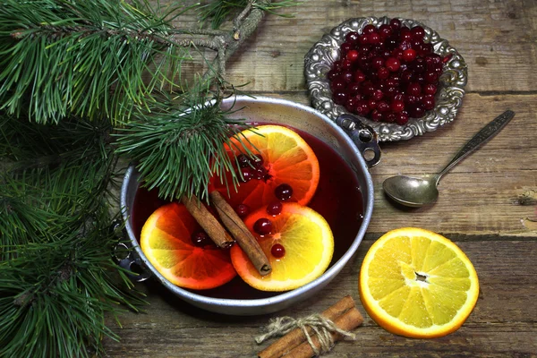 Vino caliente con canela y una fresa — Foto de Stock