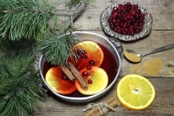 Glühwein mit Zimt und Preiselbeere — Stockfoto