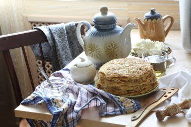 Ekşi krema, taze berry ve çay ile Pancakes. 