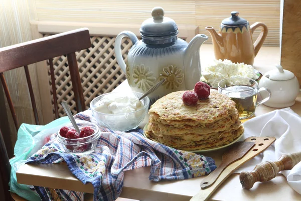 Los crepes con la crema agria, la baya fresca y el té. Una semana de panqueques —  Fotos de Stock