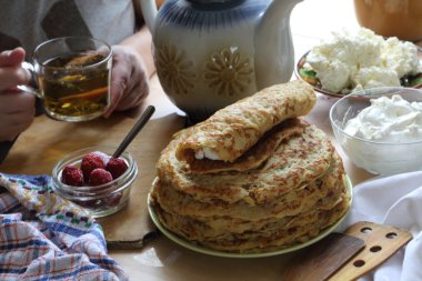 Bir fincan çay ile kadın el ele tutuşur