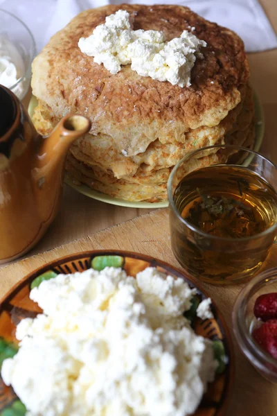 Pancake teh dalam cangkir transparan di atas meja kayu — Stok Foto