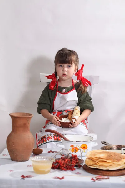 A menina come panquecas — Fotografia de Stock