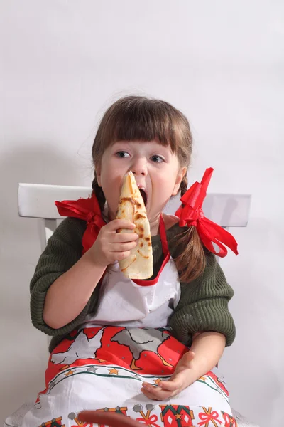 Дівчина їсть млинці — стокове фото