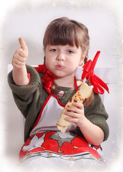 Дівчина їсть млинці — стокове фото