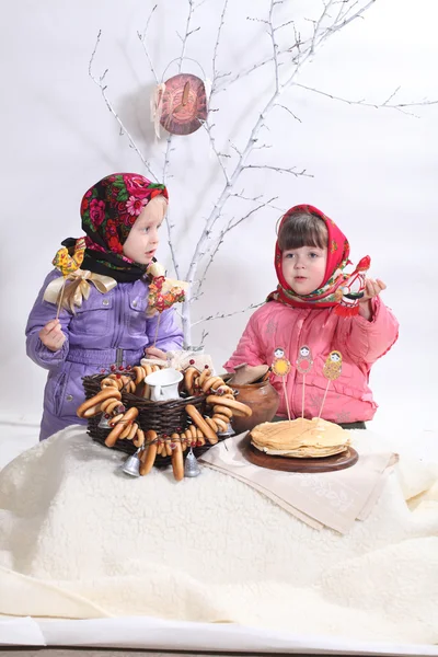Lányok ünnepelni a palacsinta hét — Stock Fotó