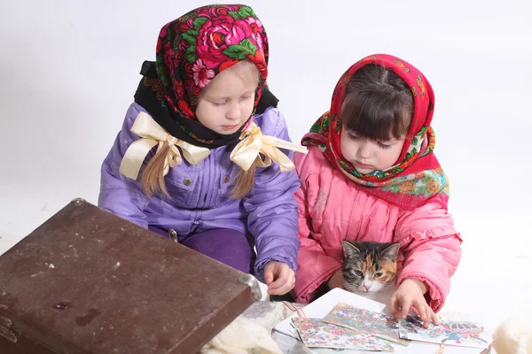 Meninas com um gato e placas antigas — Fotografia de Stock