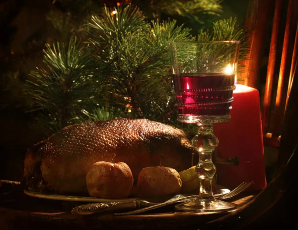 Ganso frito en una mesa de Navidad —  Fotos de Stock