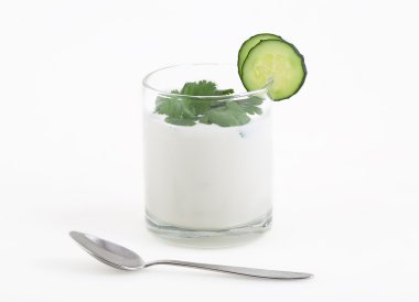 Salatalık ve yeşil maydanoz ile yoğurt