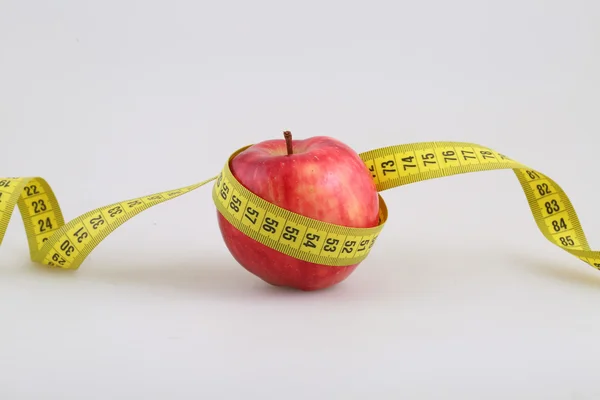 Manzana roja con medidor alrededor sobre fondo blanco —  Fotos de Stock