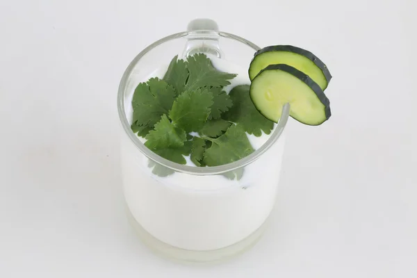 Yogurt con un cetriolo e un prezzemolo verde — Foto Stock