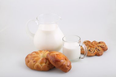 Şeffaf bir sürahi ve buns süt