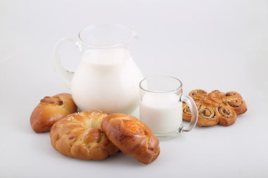 Şeffaf bir sürahi ve buns süt