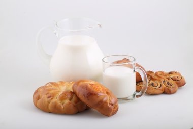 Şeffaf bir sürahi ve buns süt