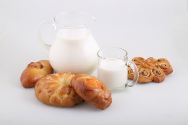 Şeffaf bir sürahi ve buns süt