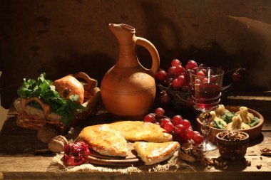 Dilim peynir pasta, meyve ve bir bardak kırmızı şarap  