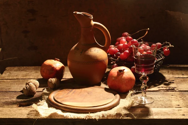 Rotwein mit Früchten und Nüssen — Stockfoto