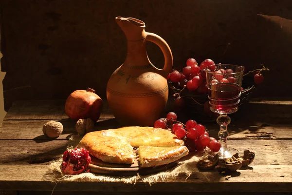 Natura morta con vino rosso, torta con formaggio e frutta — Foto Stock