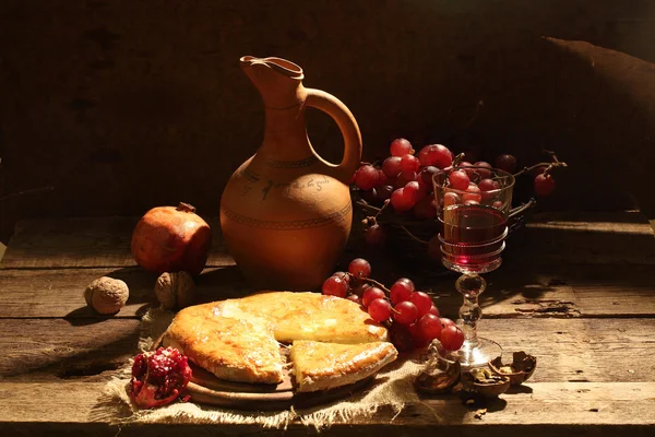 Rode wijn met fruit, noten en een kaas ingediend — Stockfoto