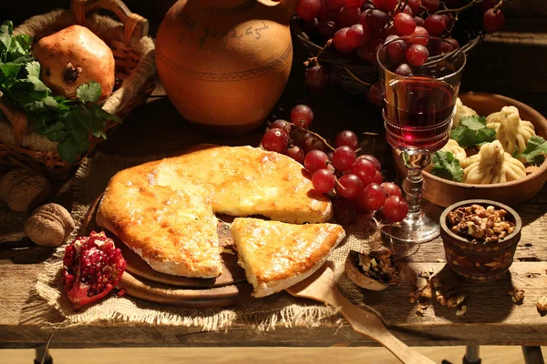 Red wine submitted with fruit, nuts and a cheese pie — Stock Photo, Image