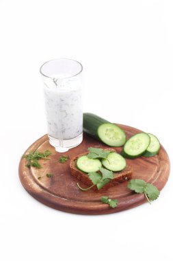 Kefir bir salatalığın üzerinde beyaz bir arka plan ile gelen kokteyl