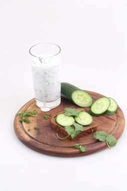 Kefir bir salatalığın üzerinde beyaz bir arka plan ile gelen kokteyl