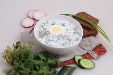 Okroshka kefir ile siyah ekmek üzerinde