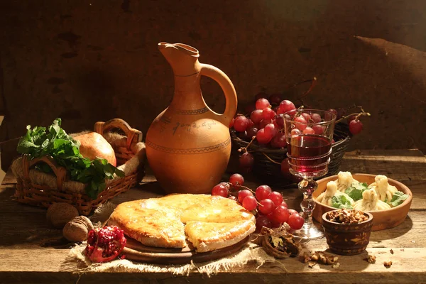 Vinho tinto apresentado com fruta e torta de queijo — Fotografia de Stock