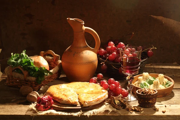 Red wine submitted with fruit and a cheese pie — Stock Photo, Image