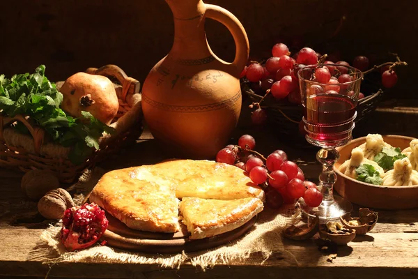 Şarap, üzüm ve pasta peynir doldurma ile — Stok fotoğraf