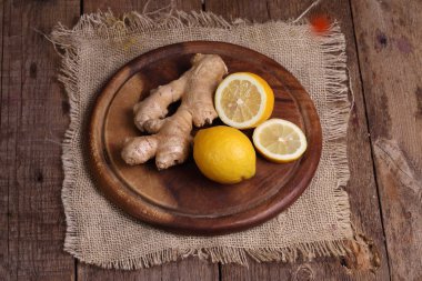 Limon ve zencefil kökü ahşap bir masa üzerinde