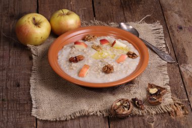 İle fındık ve elma püresi 