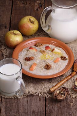 Süt, fındık ve elma püresi