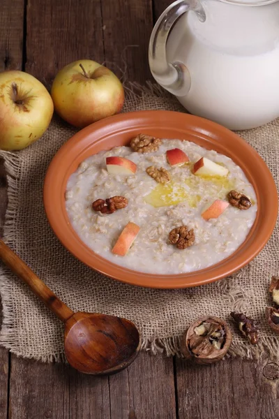 Porridge with milk, nuts and apples