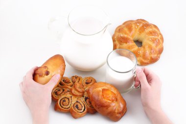 Eller bir topuz bir haşhaş ile ve bir kupa süt ile tutun