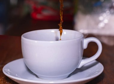 Beyaz fincana Americano kahvesi dök..