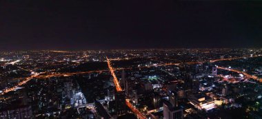 Bangkok Tayland hava manzarası Gece yüksek binalarda, Binaların ve yolların parlak ışıkları.
