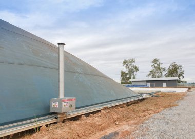 Biyogaz basıncı, tedavi havuzundaki boruyu boşaltıyor..