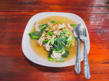 Kızarmış şehriye, salamura edilmiş domuz eti, soslu lahana, lezzetli öğle yemeği.