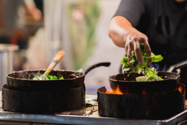 Şef Tayland 'da sukiyaki için tencerede sebze kaynatıyor.