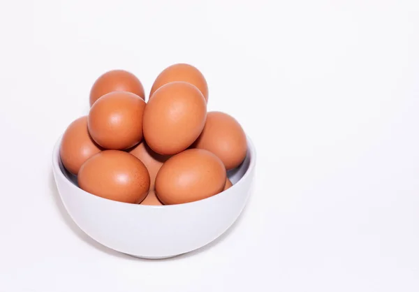 Свежие Яйца Белой Чашке Изолированном Белом Фоне — стоковое фото
