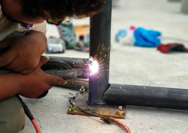 Lavoratori Non Indossano Dispositivi Protezione Individuale Durante Saldatura — Foto Stock