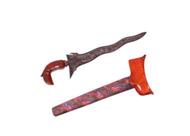 Keris, dalgalı bıçaklı bir hançer. Malezya, Endonezya ve Tayland 'ın beş güney vilayeti erkekleri beyaz arka planda kalmayı tercih ediyor..