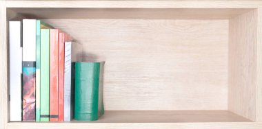 Kitaplar oturma odasındaki ahşap rafa konur..