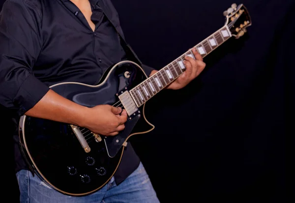 Músicos Rock Tocando Guitarra Elétrica Fundo Preto Isolado Fotos De Bancos De Imagens