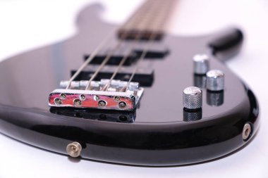Beyaz arkaplanda siyah elektro gitarı kapat.