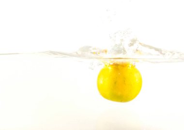 Turuncu su, beyaz arkaplanda izole edilmiş.